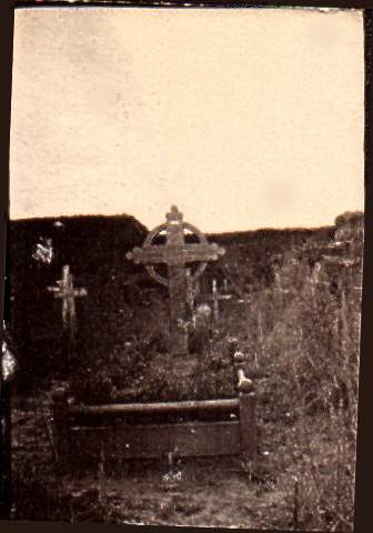 old sepia tint pic of Roland's grave as it was originally - photo taken just after the war ended